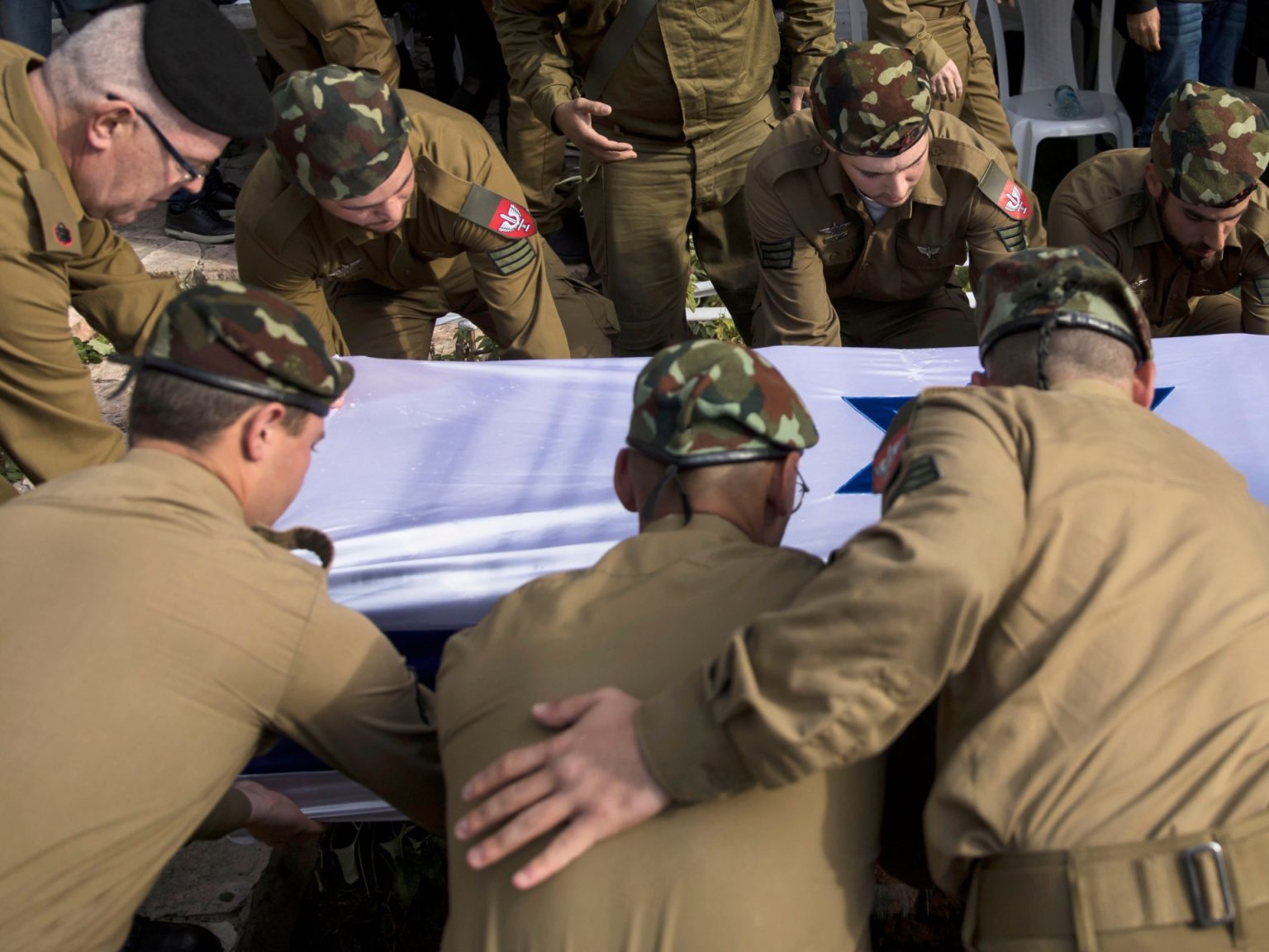 الاحتلال يعترف بمقتل 3 جنود بغزة ويقصف مجددا حشودا تنتظر مساعدات