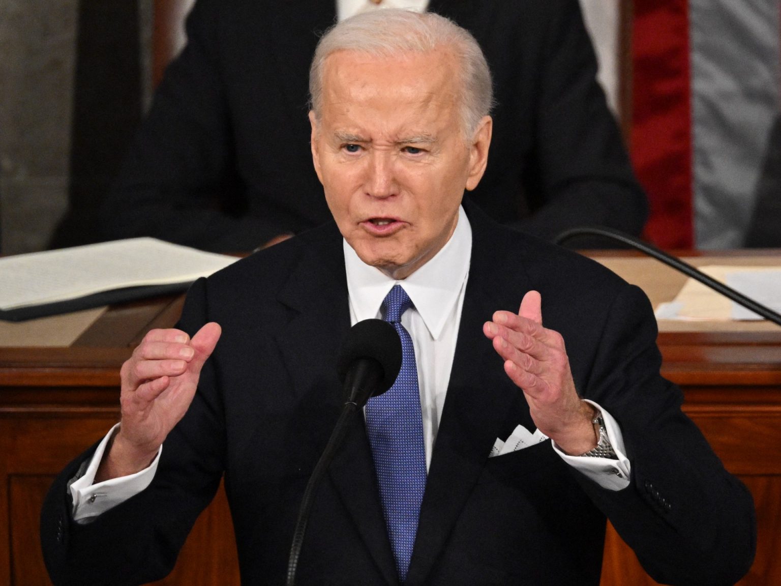 بايدن يقر حزمة تمويل بـ1.2 تريليون دولار لتجنب الإغلاق الحكومي