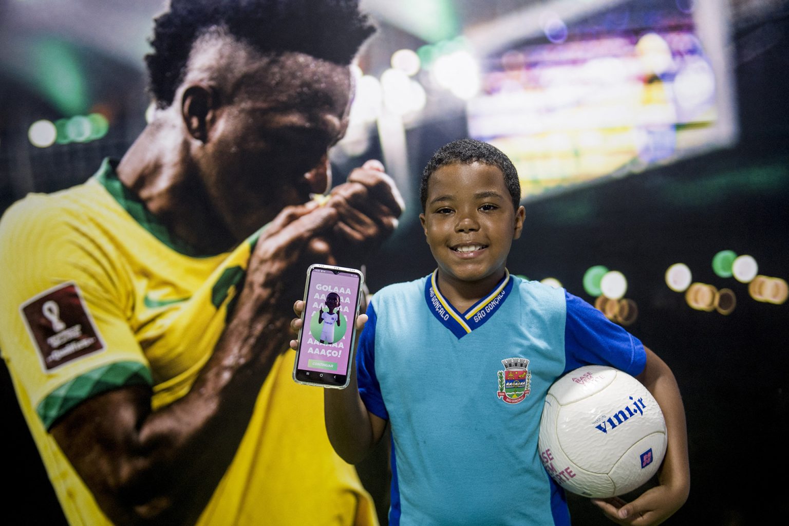 فينيسيوس يستخدم كرة القدم لتحفيز أطفال البرازيل المحرومين