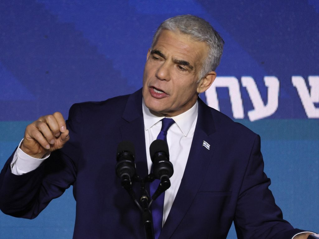 لبيد يهاجم “قانون التجنيد” ويتهم حكومة نتنياهو بالكذب والتهرب