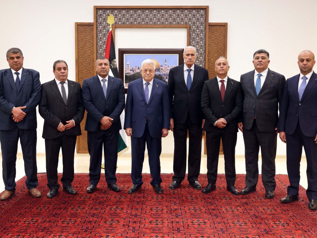 محافظون جدد بالضفة.. لأول مرة تغيب الرتب العسكرية