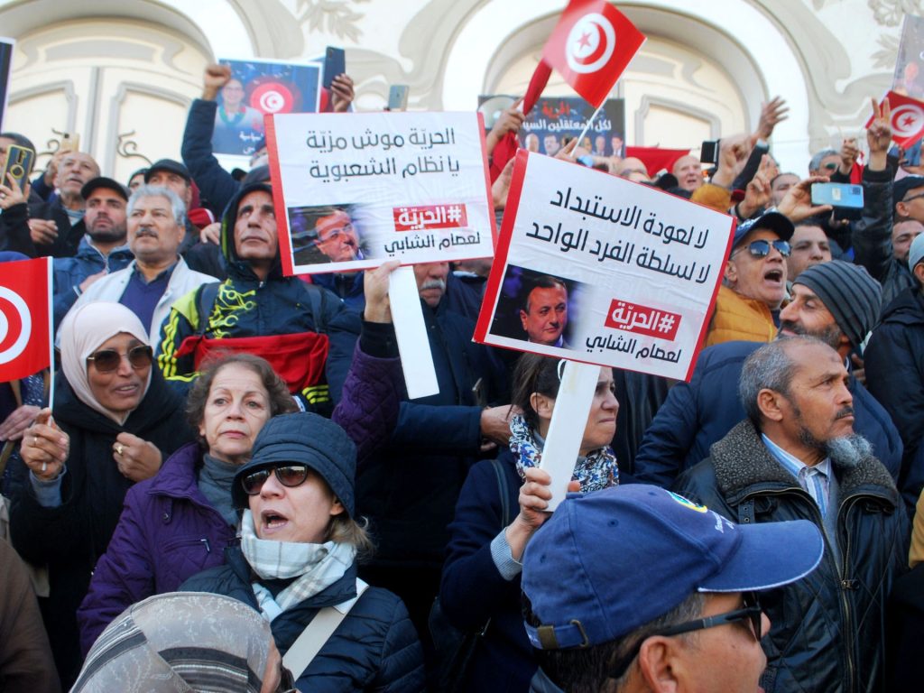 عائلات المعتقلين السياسيين بتونس تندد باستمرار توقيف المعارضين