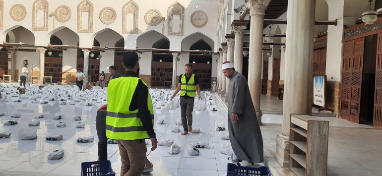 الافطاراليومي في ساحة الجامع الأزهر الشريف أصبح مقصد خروجات بعض المصريين مع الوافدين2- صورة من الحساب الرسمي للجامع الأزهر