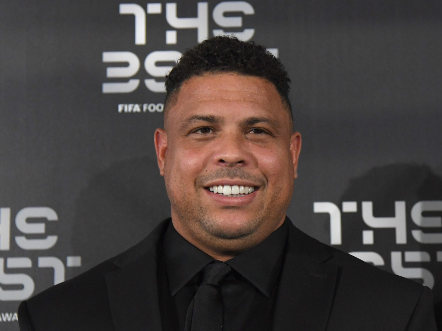 الظاهرة رونالدو يختار أعظم 4 لاعبين في تاريخ كرة القدم