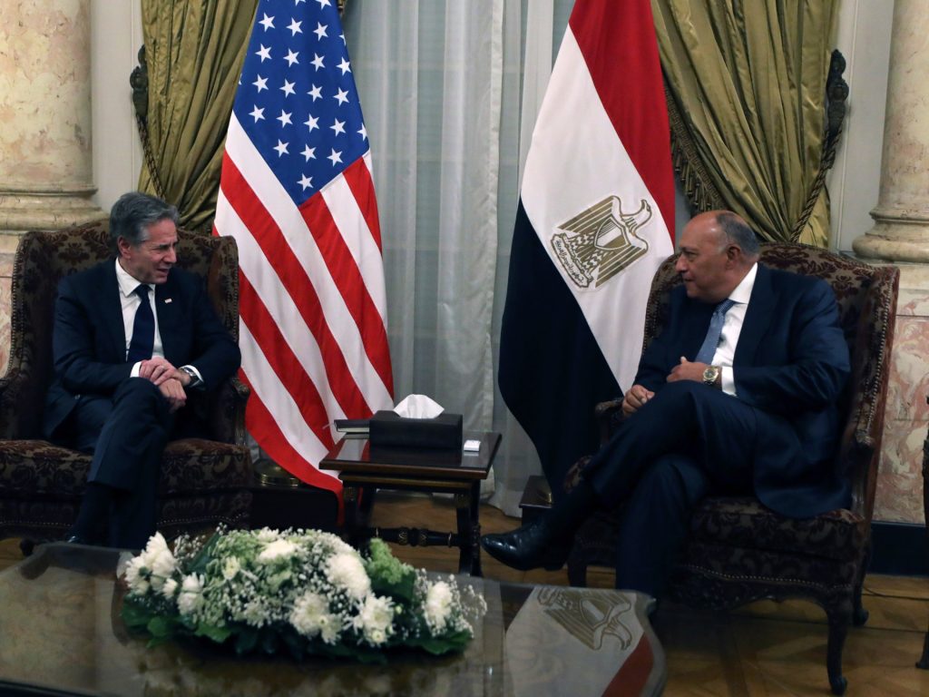 السيسي يلتقي بلينكن في القاهرة ويحذر من الهجوم على رفح