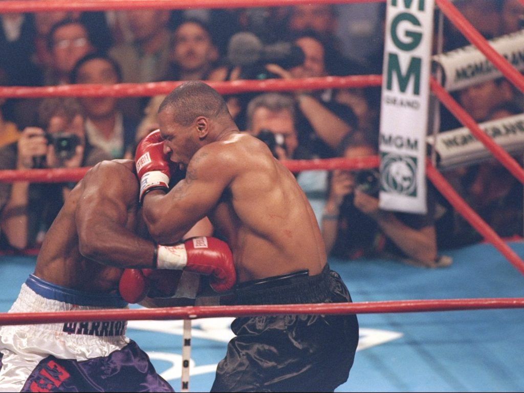 بعد مرور 27 عاما.. تايسون يجني الملايين من حادثة قضم أذن هوليفيلد