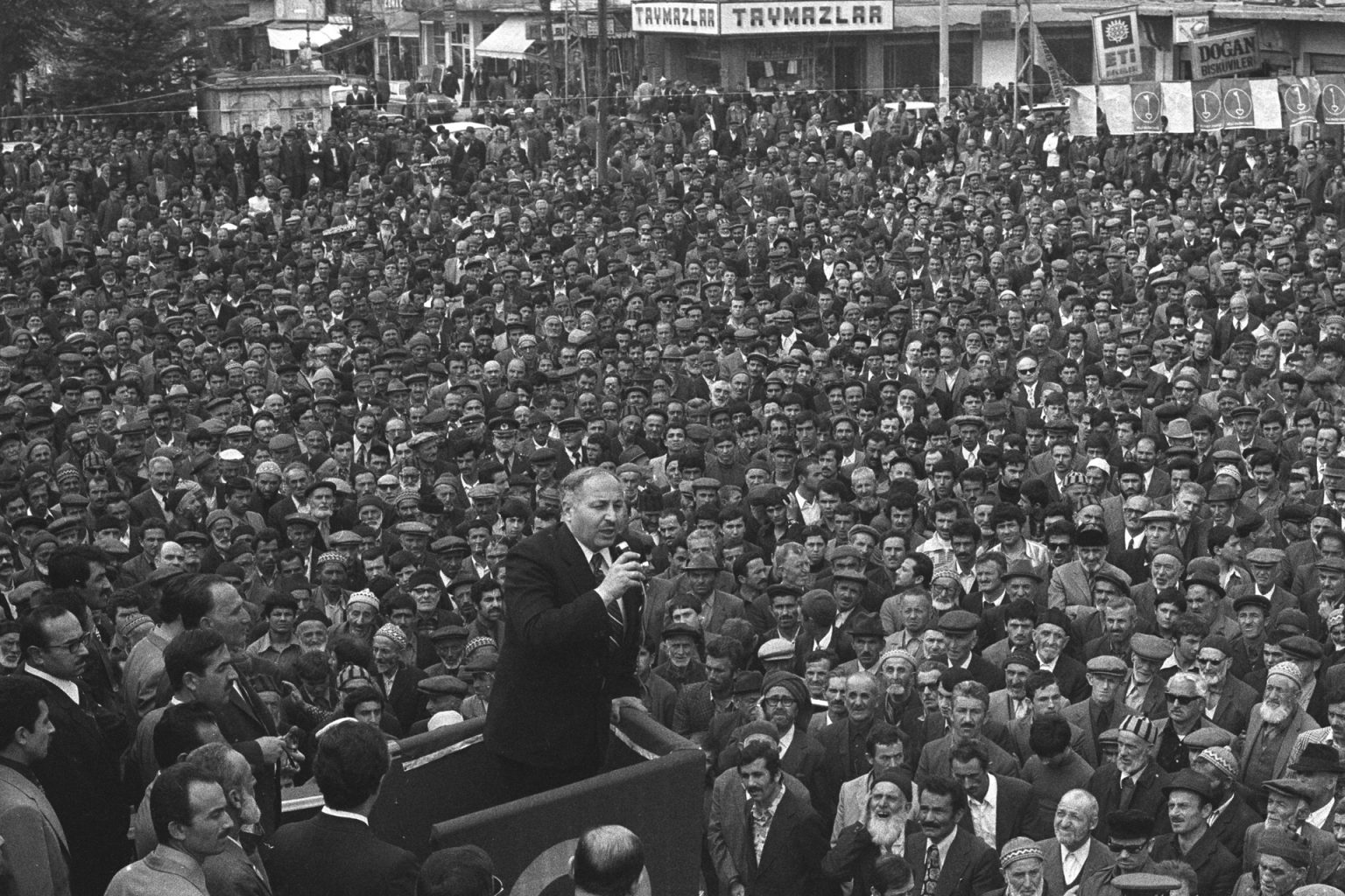 انقلاب 1997 لماذا يتذكره الإسلاميون ويتجاهله العلمانيون؟