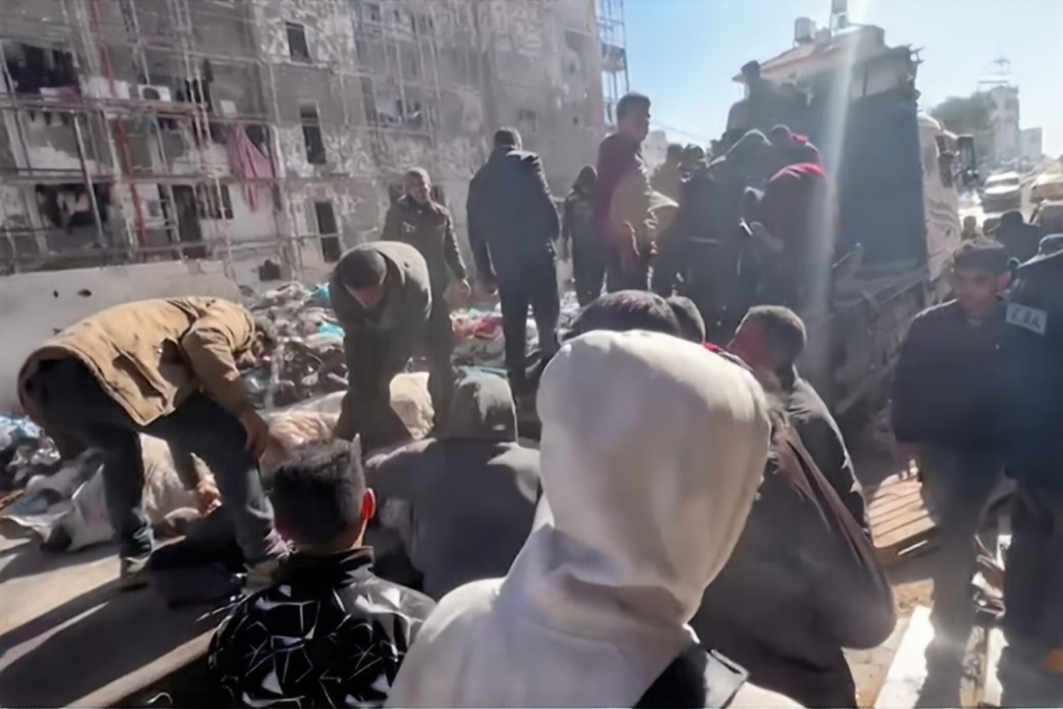 لوموند تنقل شهادات جديدة حول مجزرة الطحين في غزة