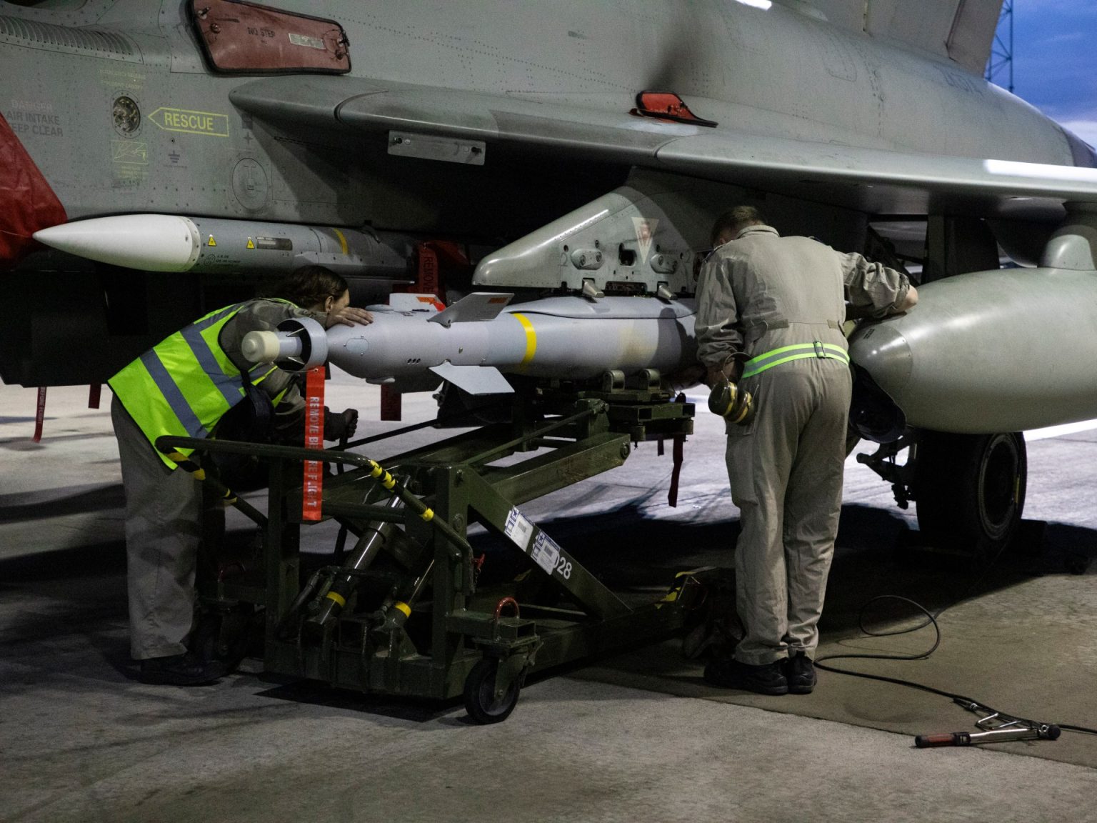 ناشونال إنترست: غضب في الكونغرس بشأن صلاحيات بايدن لقتال الحوثيين