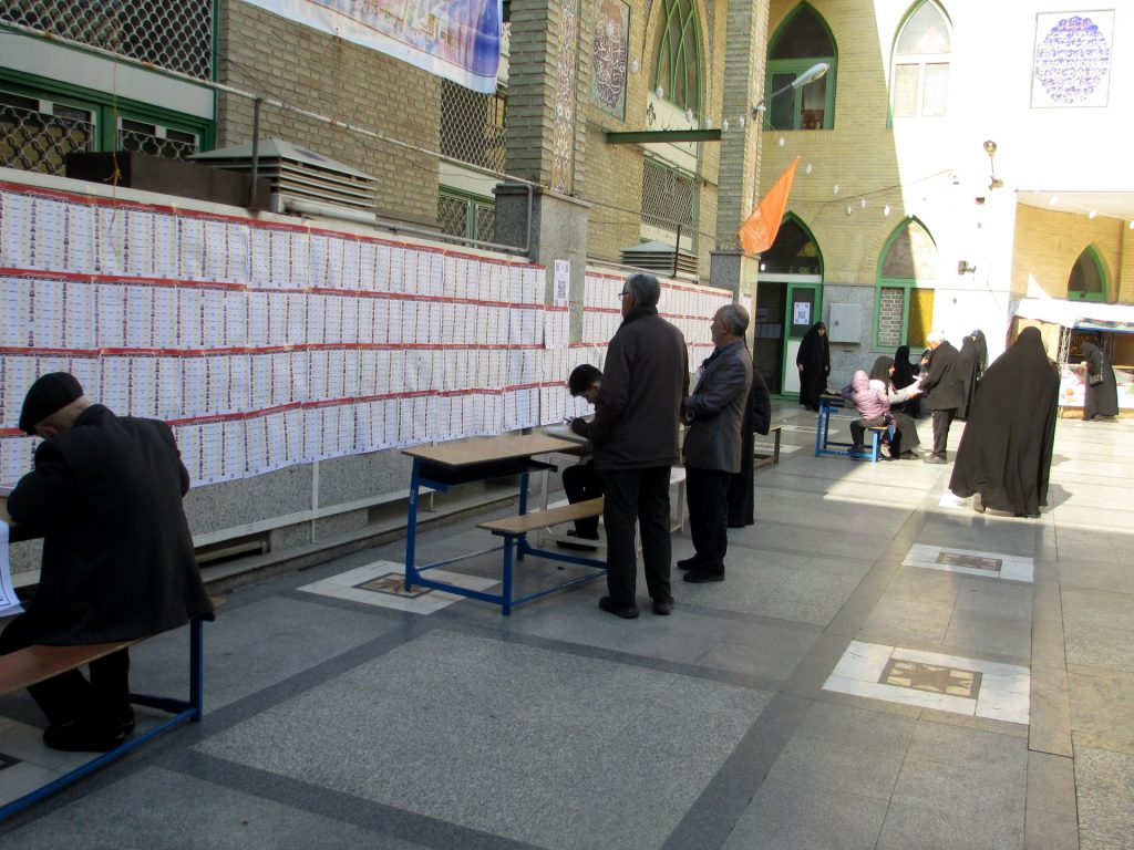 الانتخابات الإيرانية.. حضور لافت للنساء في مراكز الاقتراع وغياب لجيل زد