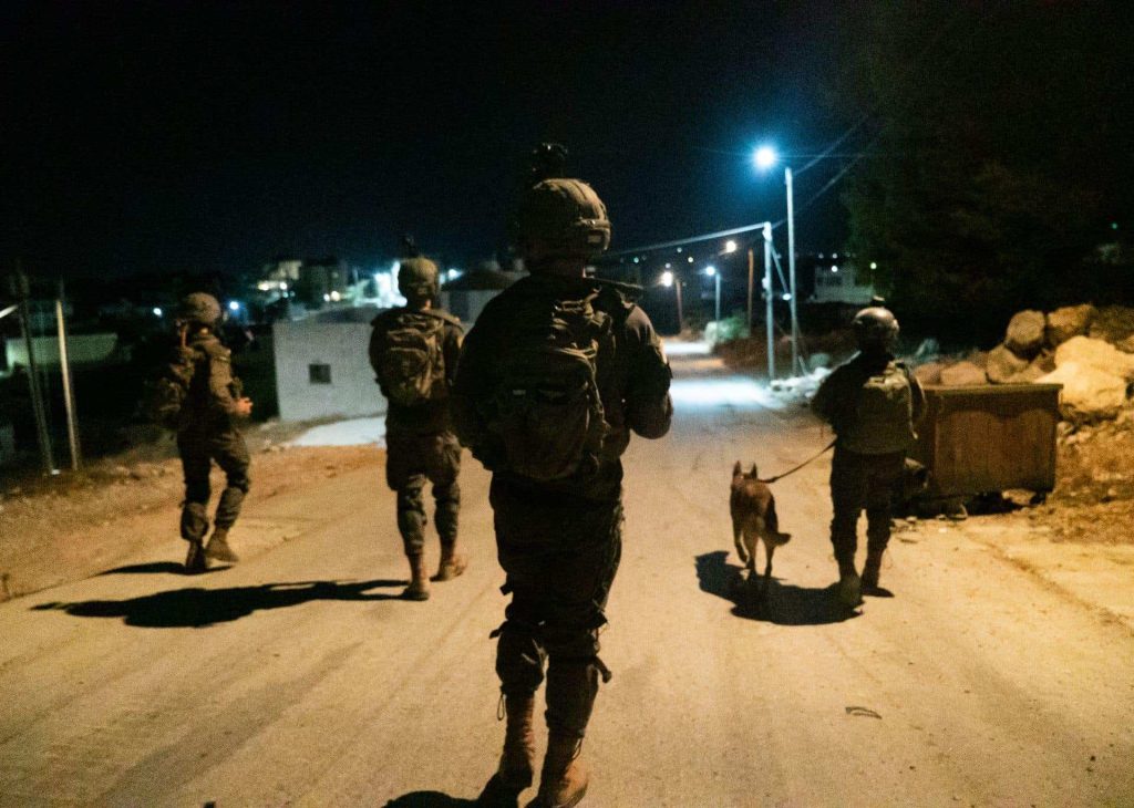 شهيد واقتحامات بالضفة وتحذير إسرائيلي من تفجر الوضع في رمضان