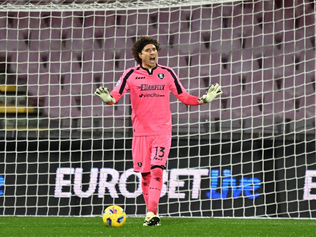 استقبلت شباكه ألف هدف.. حارس مكسيكي يدخل التاريخ برقم سلبي