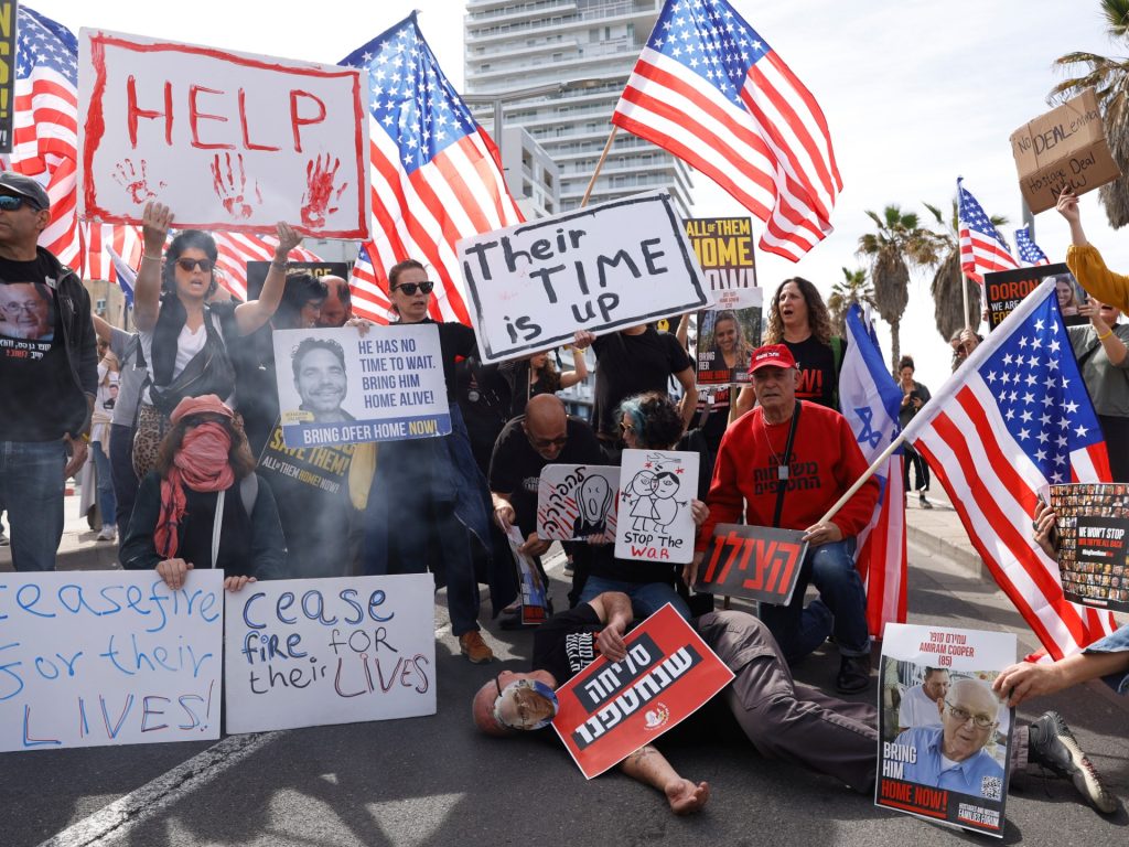 أهالي المحتجزين يلجؤون لبايدن للمساعدة في إطلاق سراح ذويهم