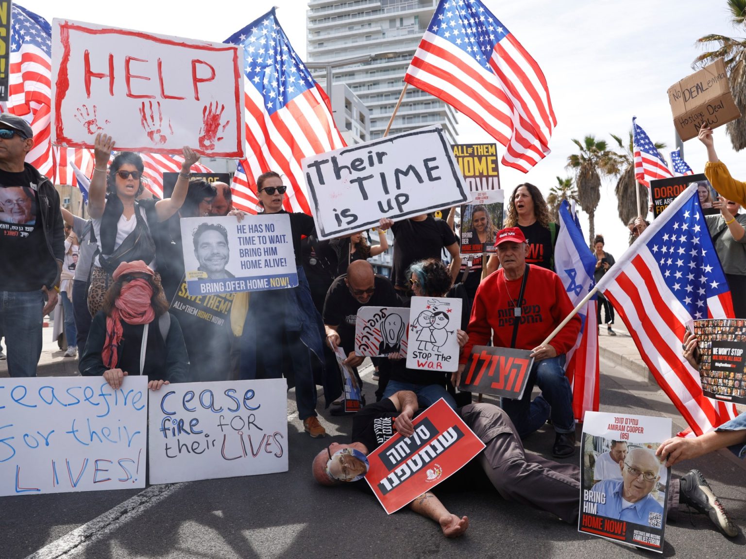 أهالي المحتجزين يلجؤون لبايدن للمساعدة في إطلاق سراح ذويهم