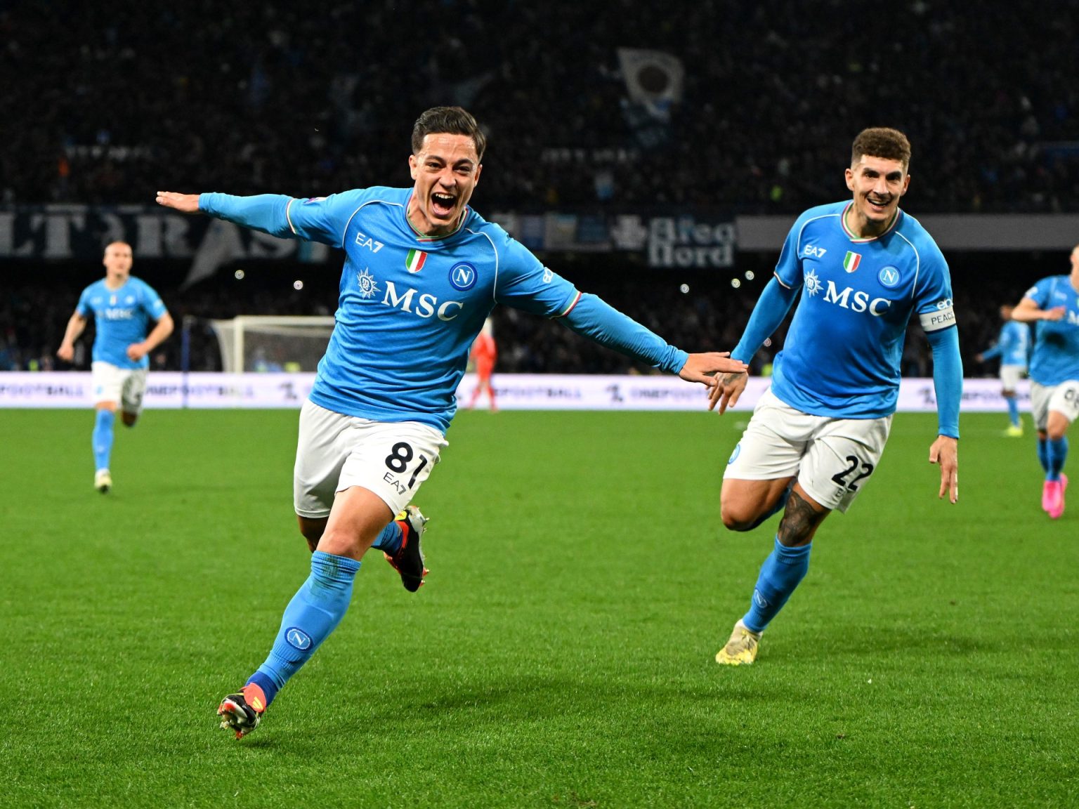 نابولي يهزم يوفنتوس في قمة الدوري الإيطالي