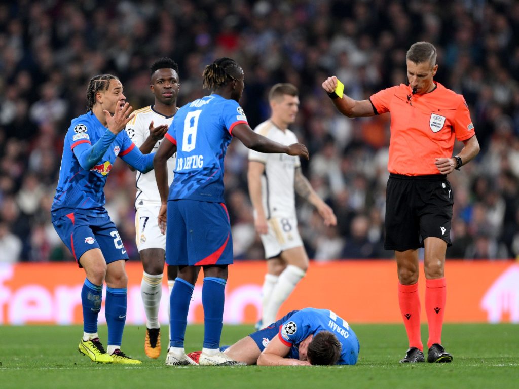 هل حابى الحكم ريال مدريد بعدم طرده لفينيسيوس؟