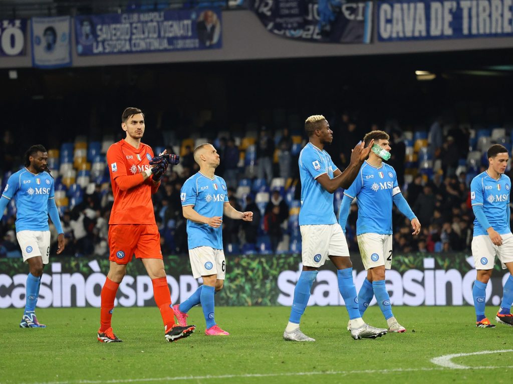 رئيس نابولي يحفز لاعبيه بمكافأة مليونية للفوز على برشلونة