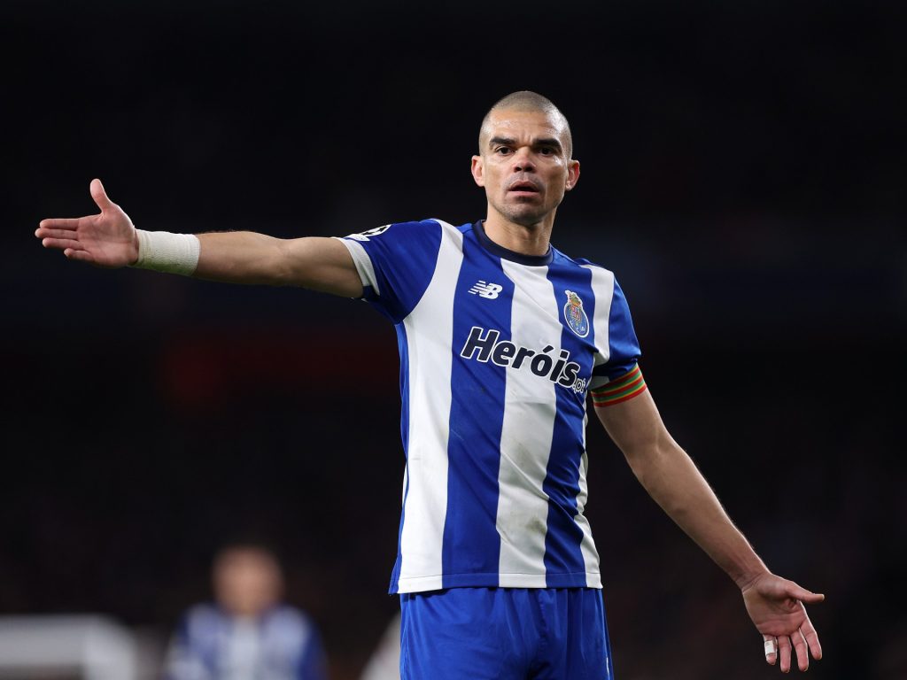 بيبي صخرة دفاع بورتو يكتب التاريخ في دوري أبطال أوروبا