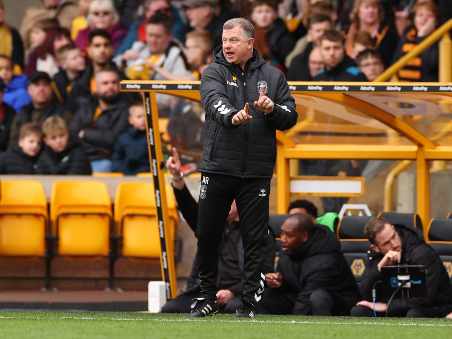 صرخ في وجه أحد جامعي الكرات.. احتفال صادم لمدرب كوفنتري في كأس الاتحاد الإنجليزي