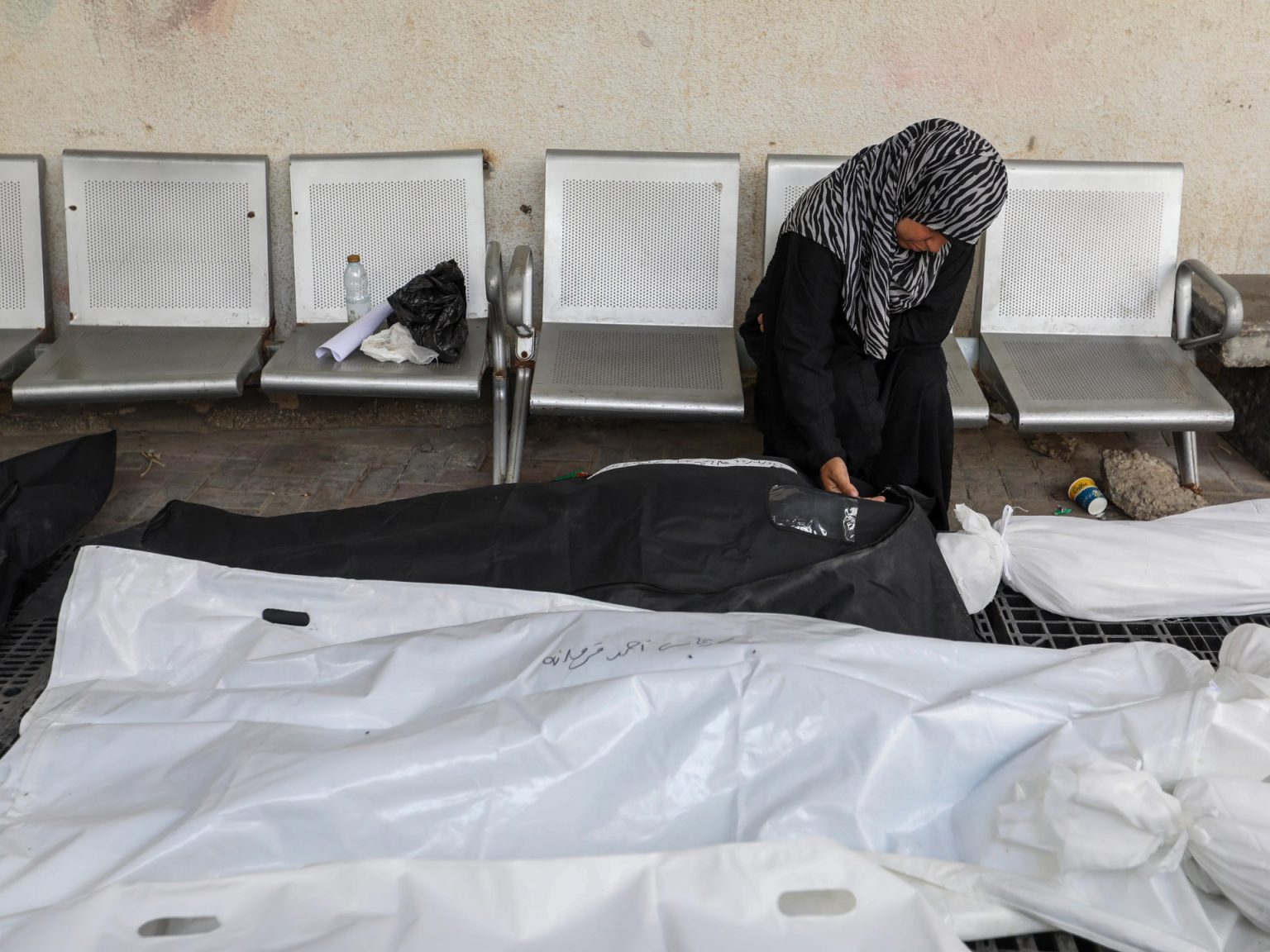 شهداء بينهم نساء وأطفال برفح والمقاومة تستهدف آليات الاحتلال