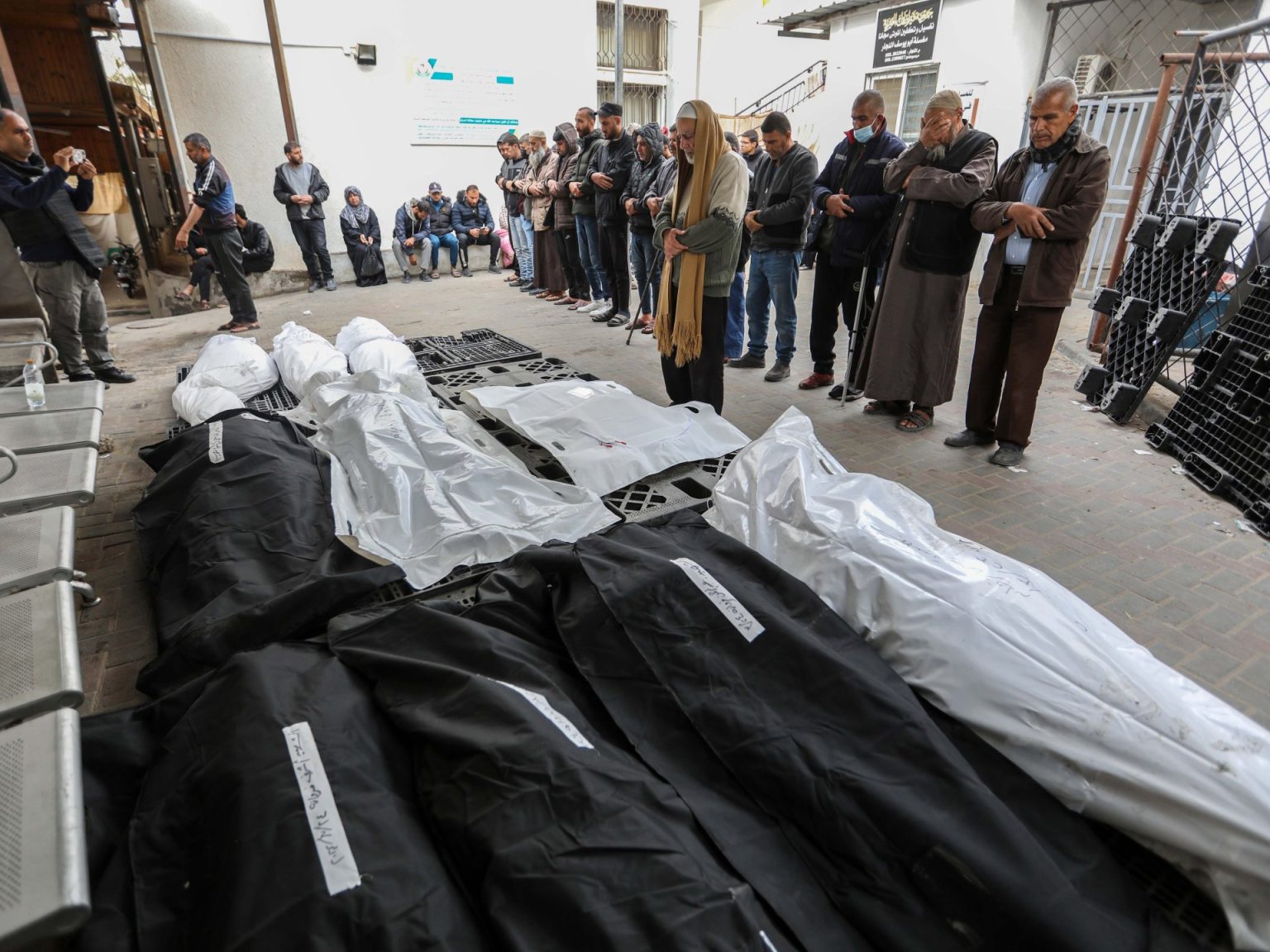 الاحتلال يستهدف مستشفيات غزة ويعلن مقتل رقيب بمعارك مع المقاومة