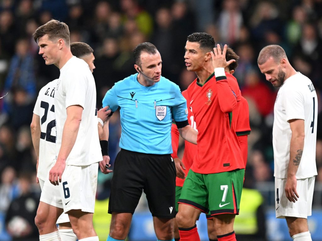 بعد الخسارة أمام سلوفينيا.. رونالدو يصب غضبه على الحكم الرابع