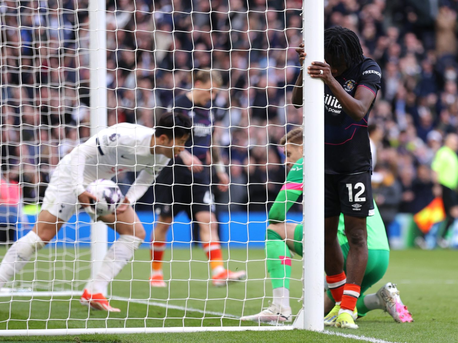 شاهد.. انتصار مثير لتوتنهام وتعادل مخيب لتشلسي في الدوري الإنجليزي