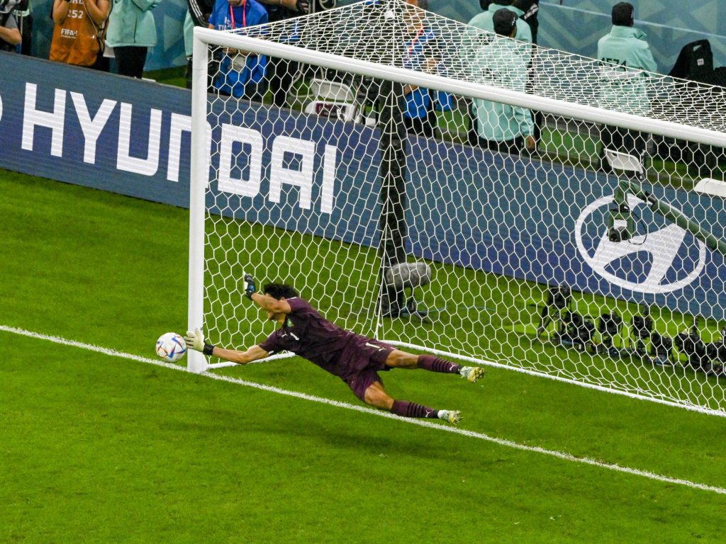 أفضل 15 حارسا للمرمى في العالم