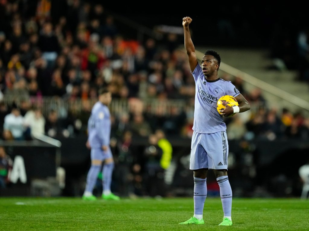 فينيسيوس نجم ريال مدريد في مرمى العنصرية مرة جديدة