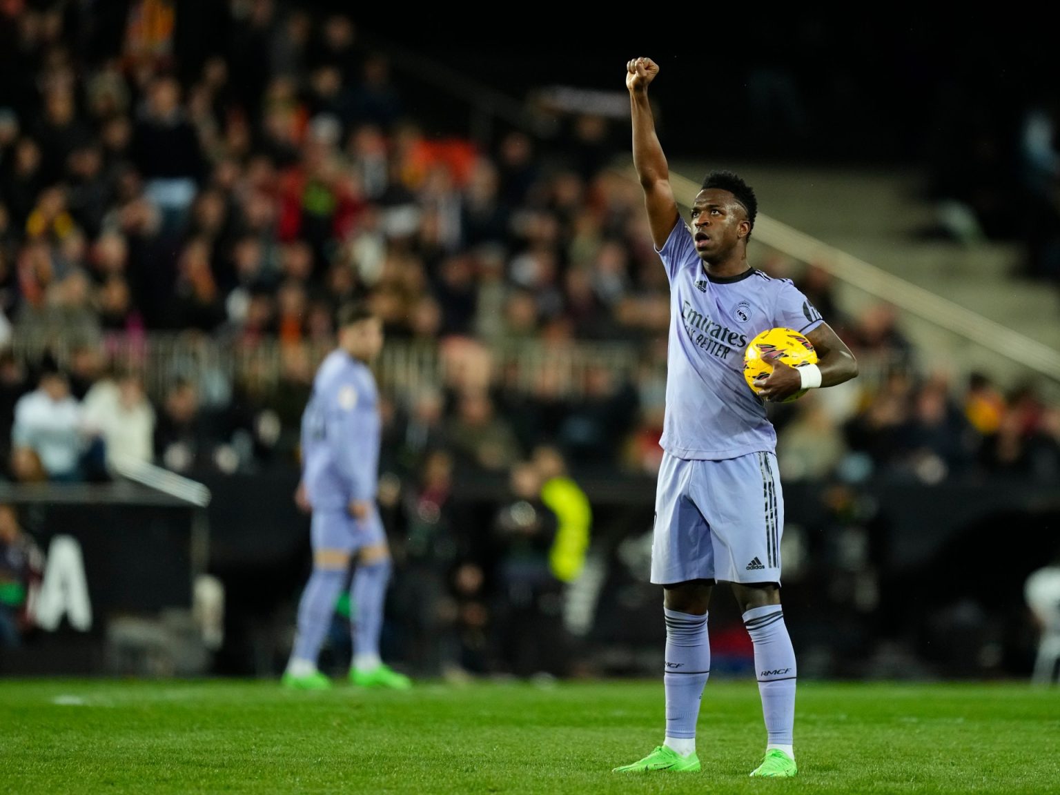 فينيسيوس نجم ريال مدريد في مرمى العنصرية مرة جديدة