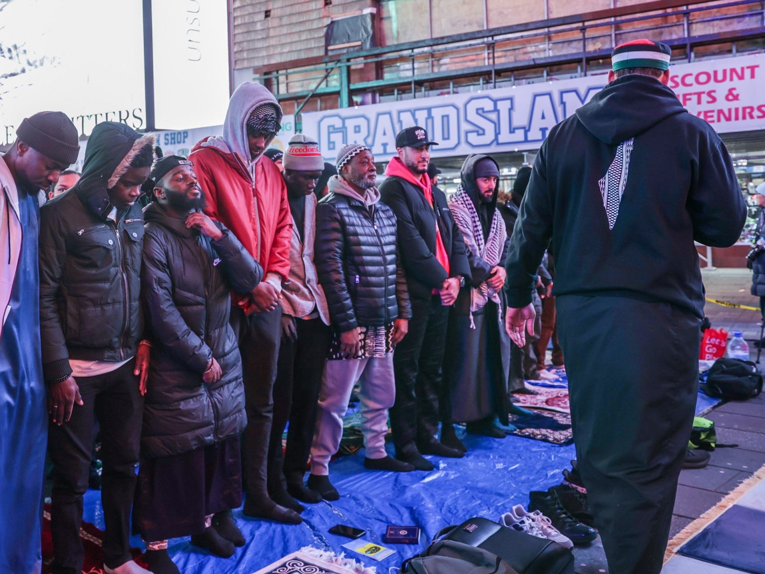 عشرات المسلمين يؤدون صلاة التراويح بميدان التايمز بنيويورك