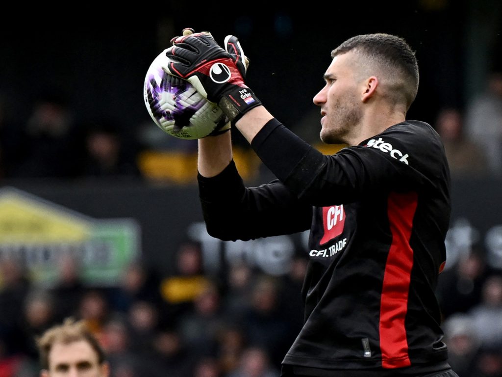 بسبب إضاعة الوقت.. قانون جديد لمعاقبة حراس المرمى