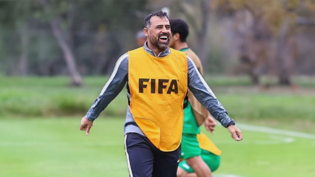 فيفا يوقف مدرب منتخب العراق للشباب بسبب شكوى مذيعة