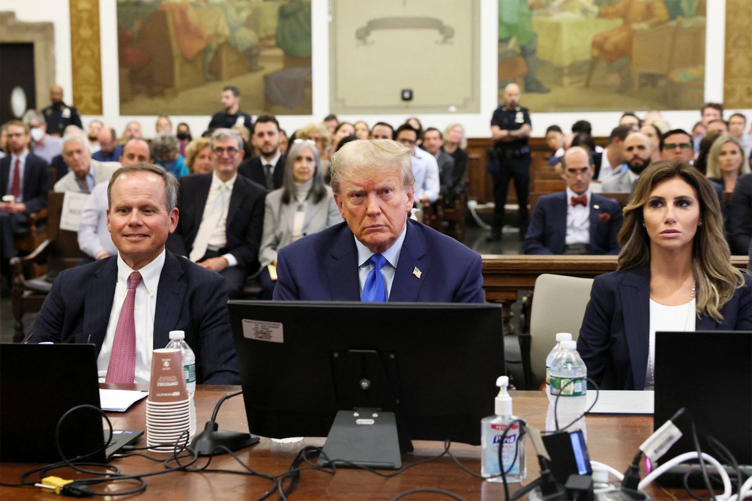 مقال في “نيويورك تايمز”: ترامب فوق القانون لكن الحظ قد يتخلى عنه في النهاية