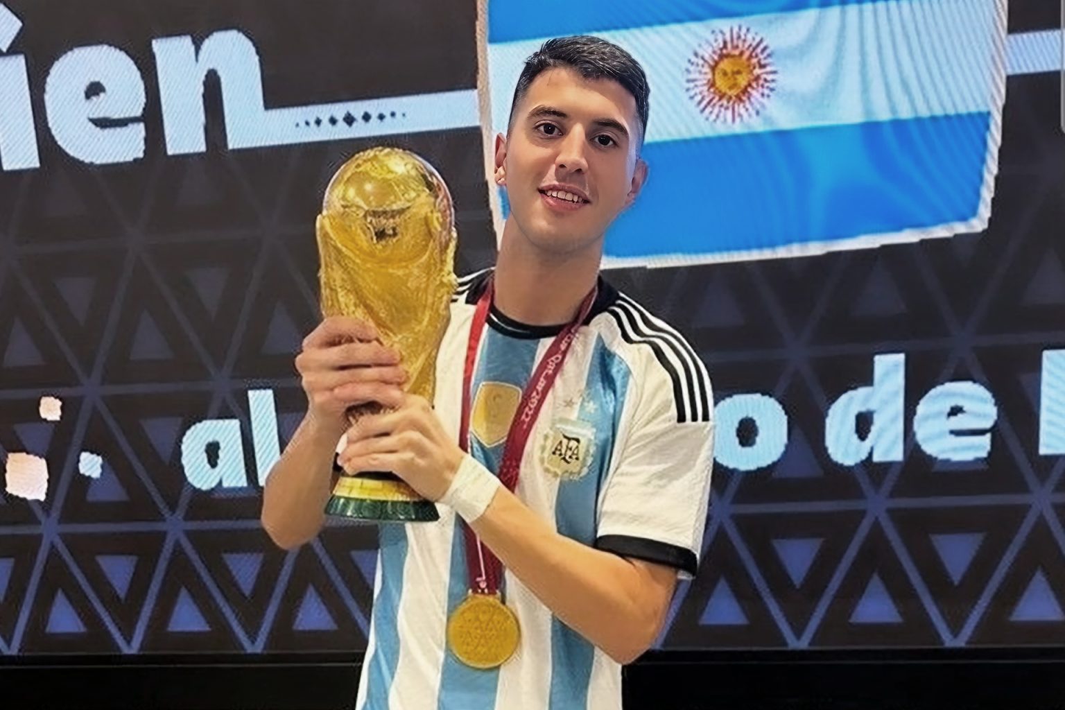 انتقاما منه.. زوجة أحد نجوم الأرجنتين تبيع قميصه المونديالي