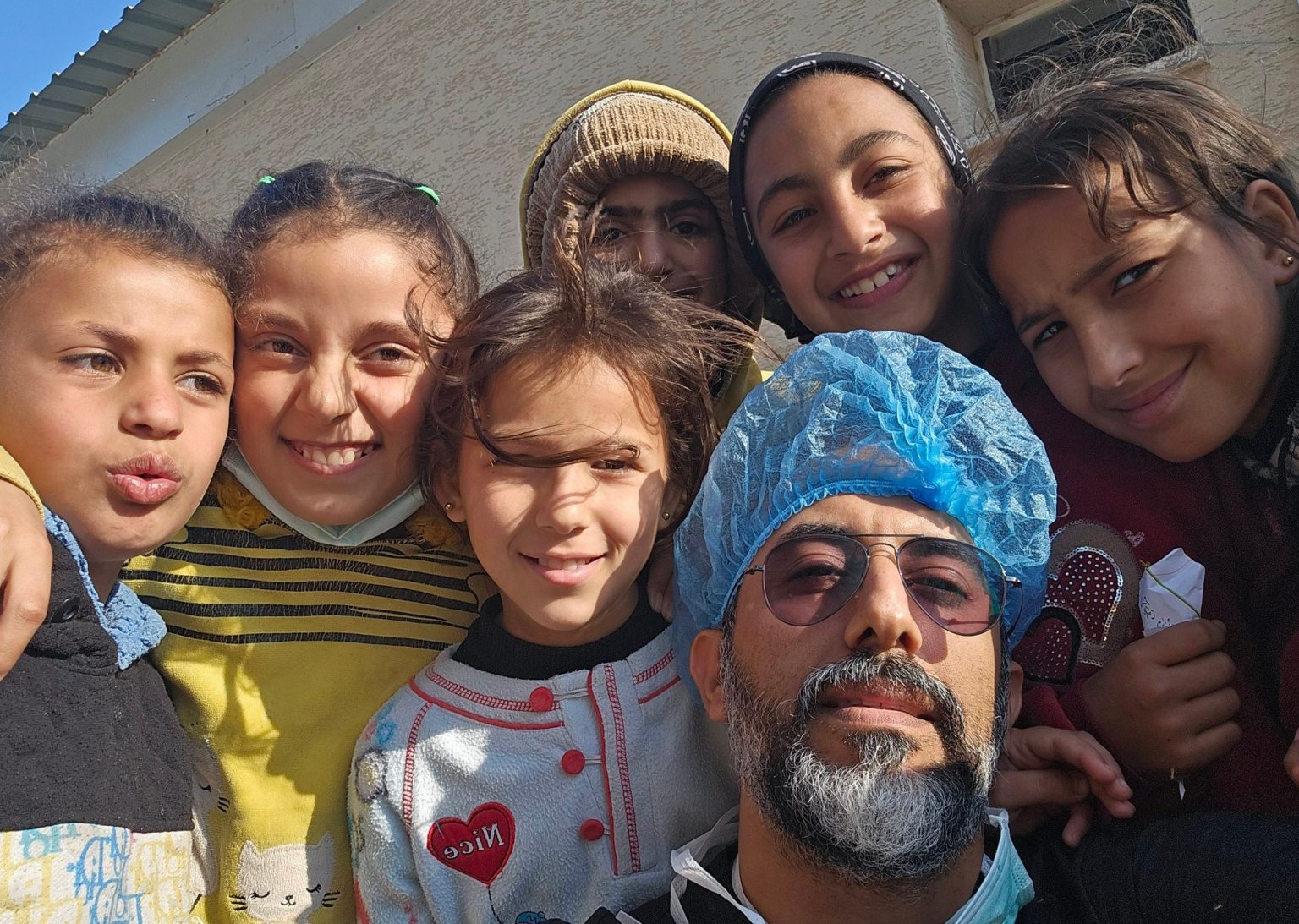 أيقونة الشجاعة.. أيمن السالمي طبيب عماني يدخل غزة لمعالجة مصابي الحرب