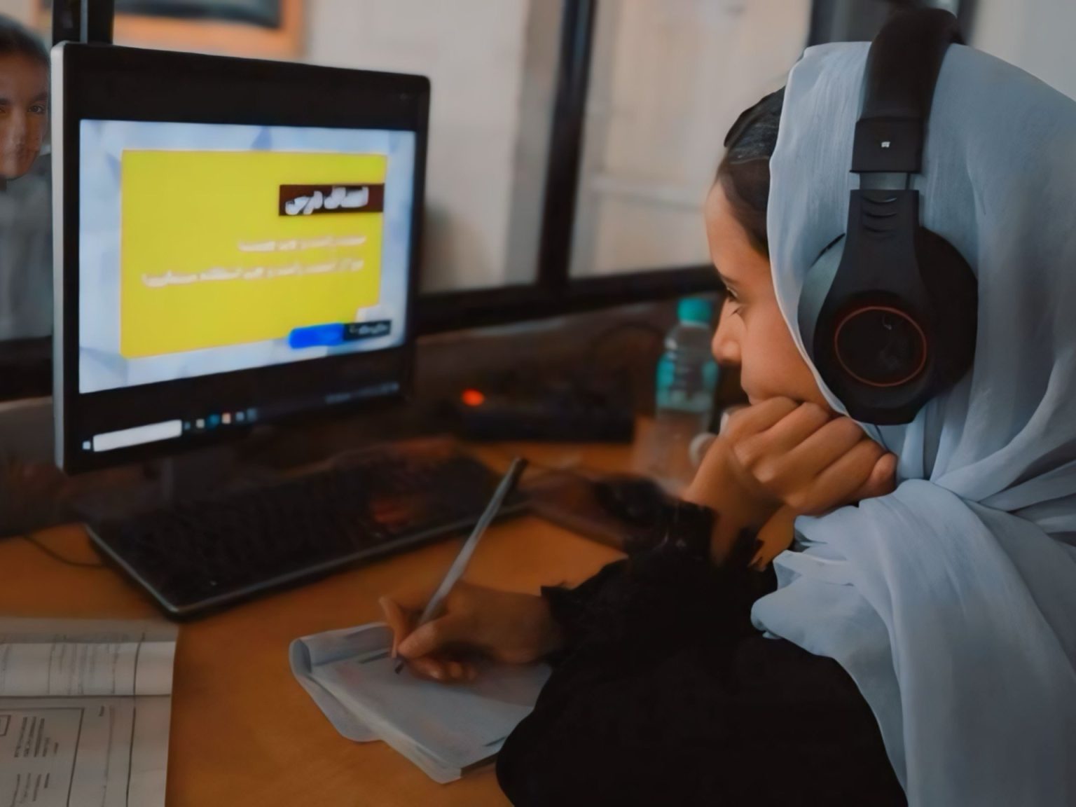 التعليم عبر الإنترنت ملاذ فتيات أفغانستان لاستكمال دراستهن