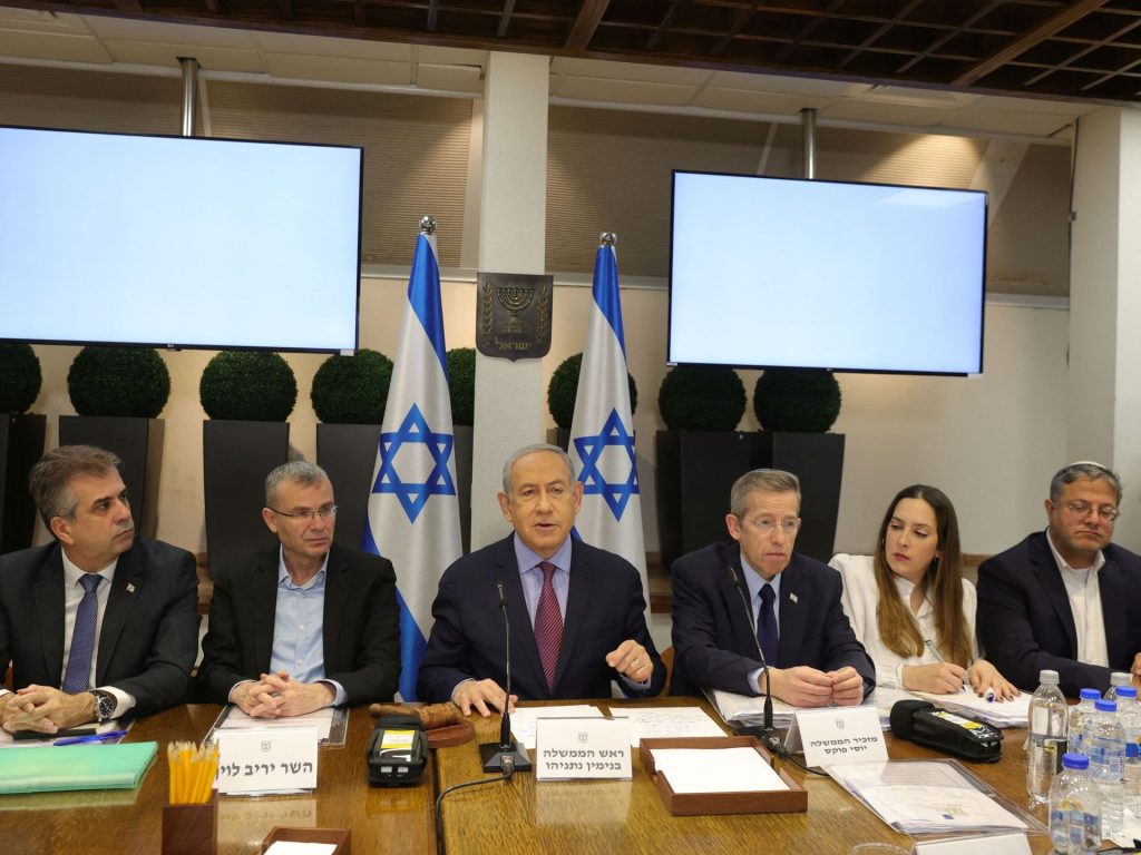 الأحزاب الدينية تهدد بالانسحاب من ائتلاف نتنياهو بسبب قانون التجنيد