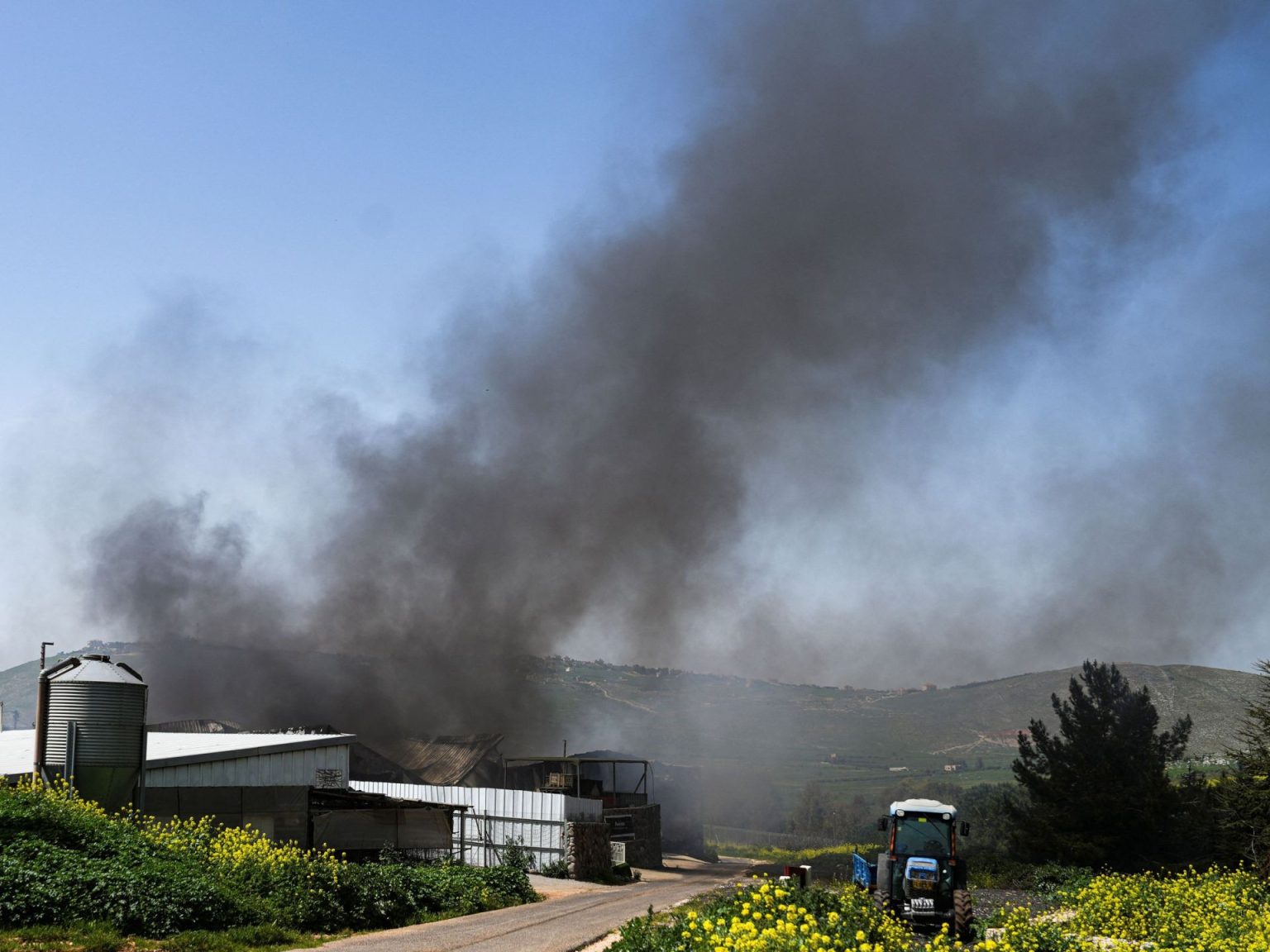 الاحتلال يصعّد على جبهة لبنان ويوقع قتلى بقصف مركز للإسعاف