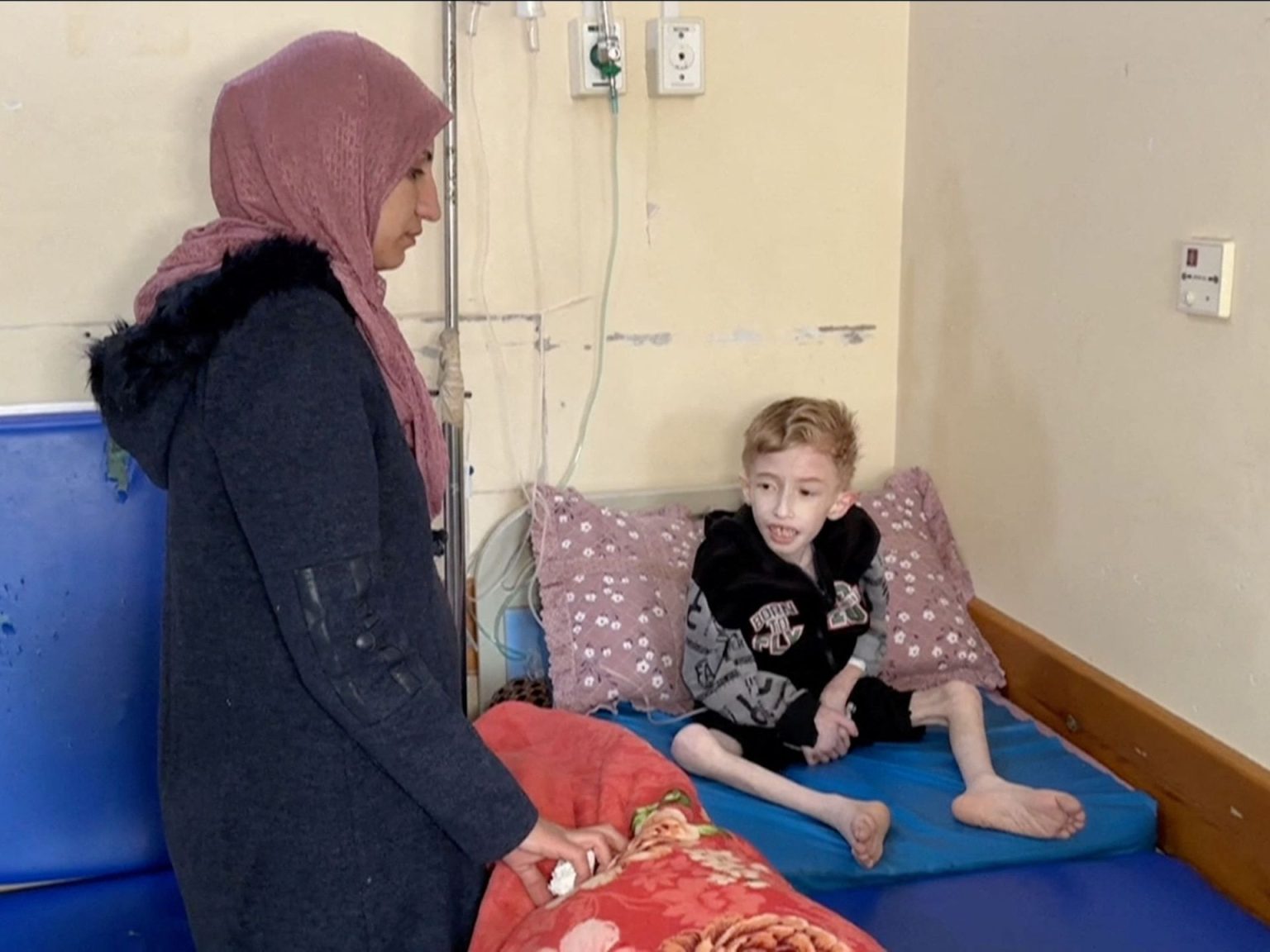 كاتب إسباني: إسرائيل تستخدم التجويع سلاحَ حرب