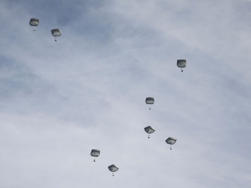 كيف ستقوم الولايات المتحدة بإسقاط مساعدات جوية لغزة؟