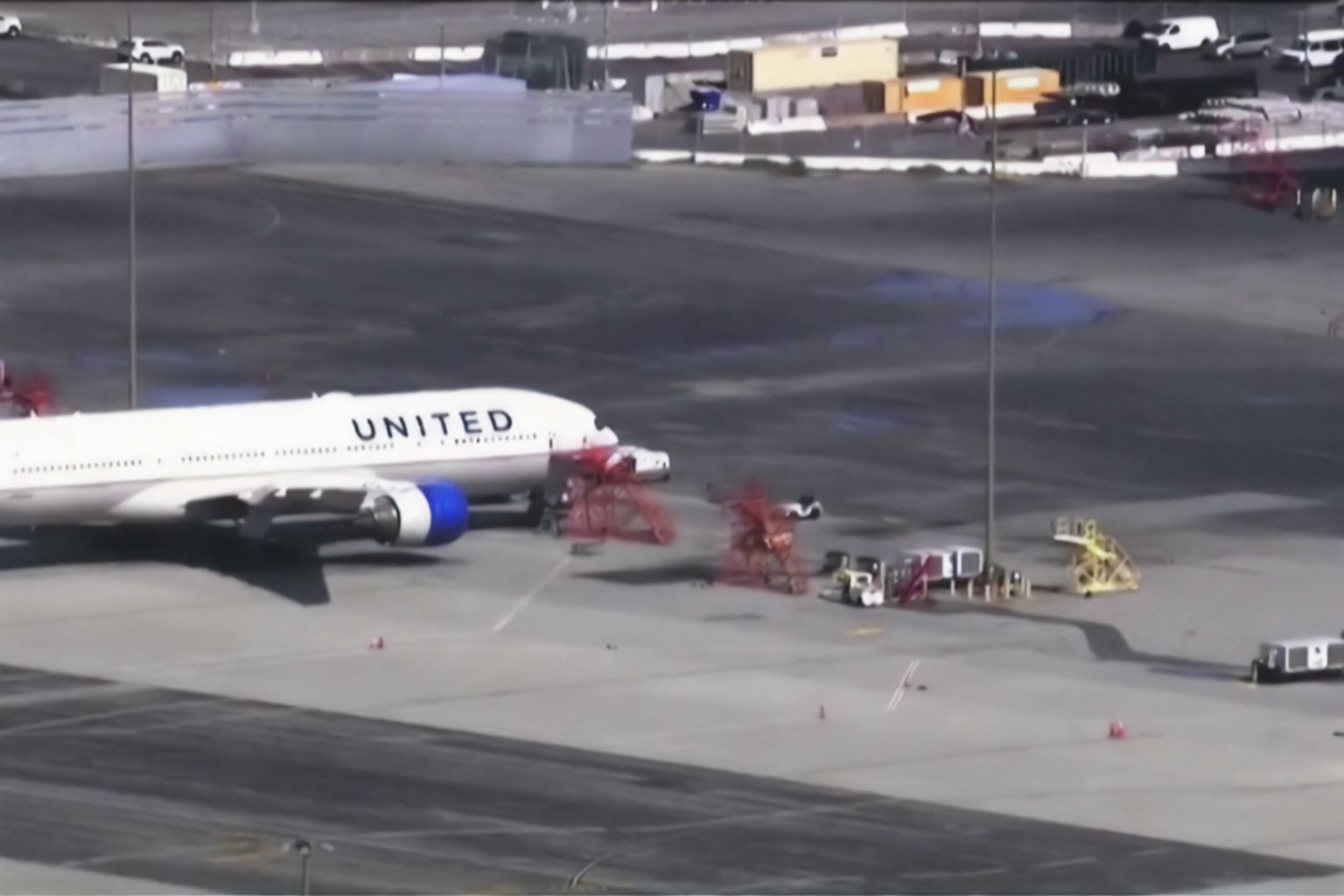 طائرة بوينغ للركاب تهبط اضطراريا بعد سقوط أحد إطاراتها