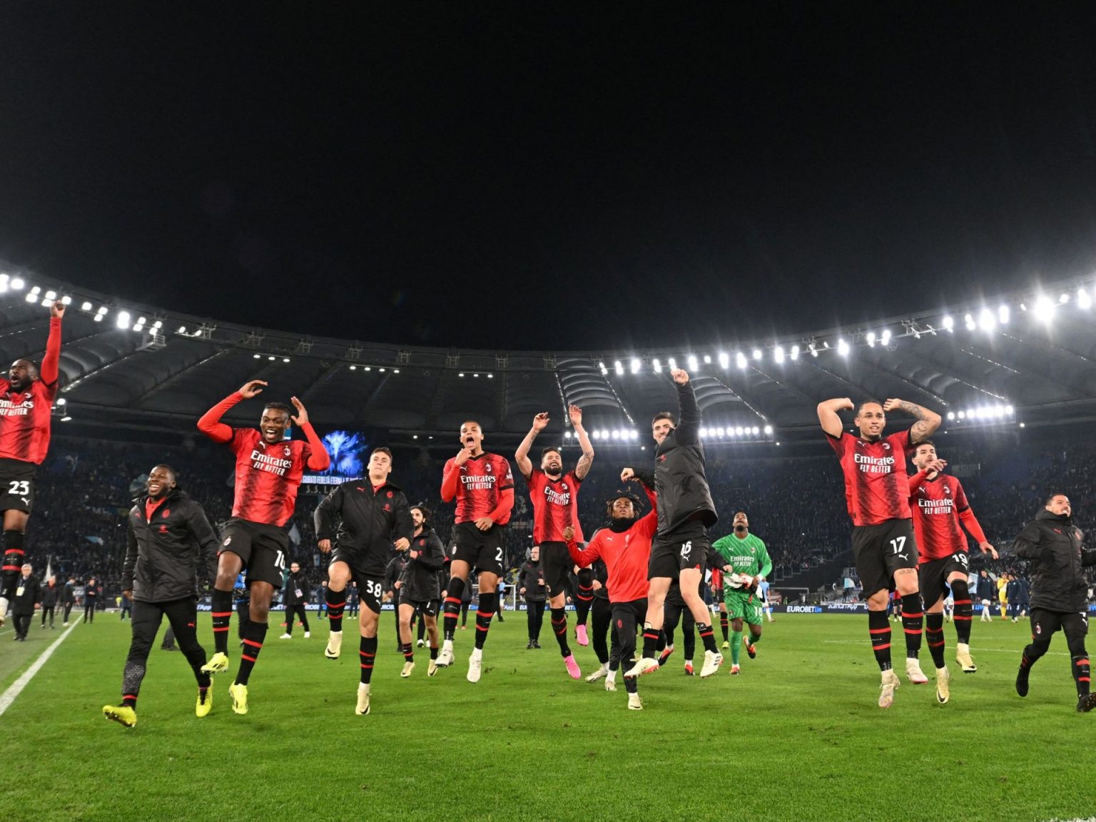 مواجهة نارية شهدت 3 حالات طرد.. ميلان يهزم لاتسيو في الدوري الإيطالي