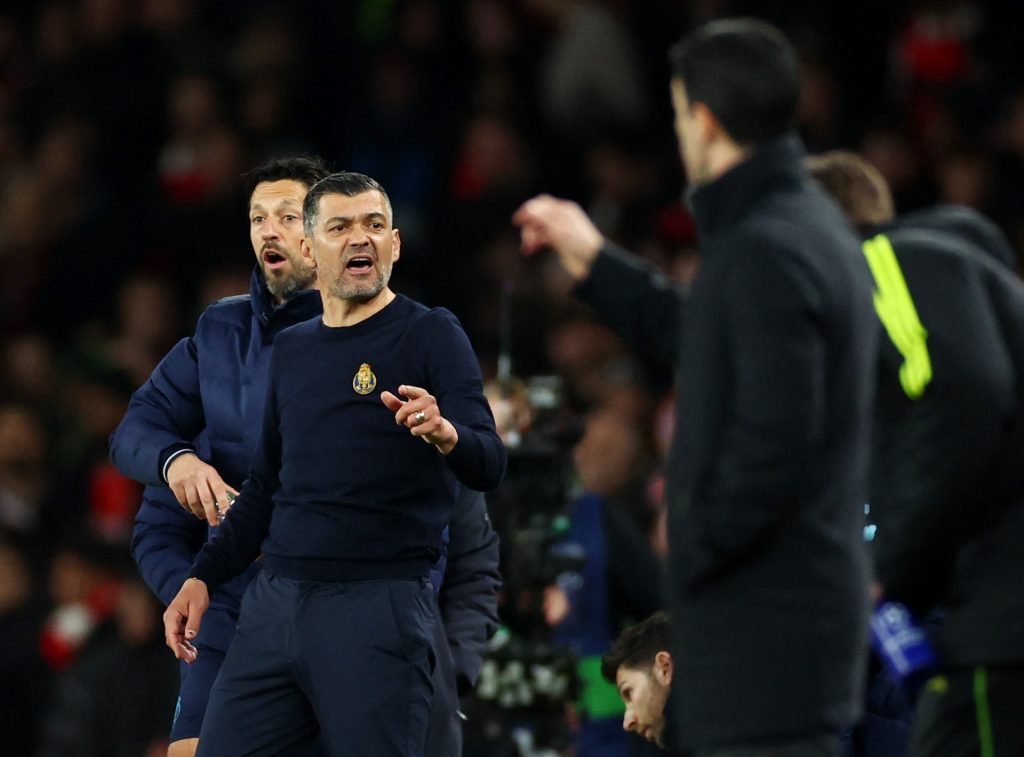 “الشخص الذي أهانه لم يعد معنا”.. مدرب بورتو يتهم أرتيتا بإهانة عائلته