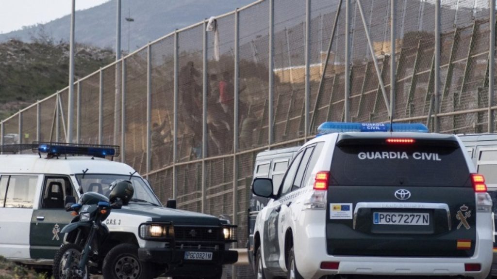 الشرطة الإسبانية تعتقل 3 أشخاص بتهمة إلقاء مهاجرين في البحر