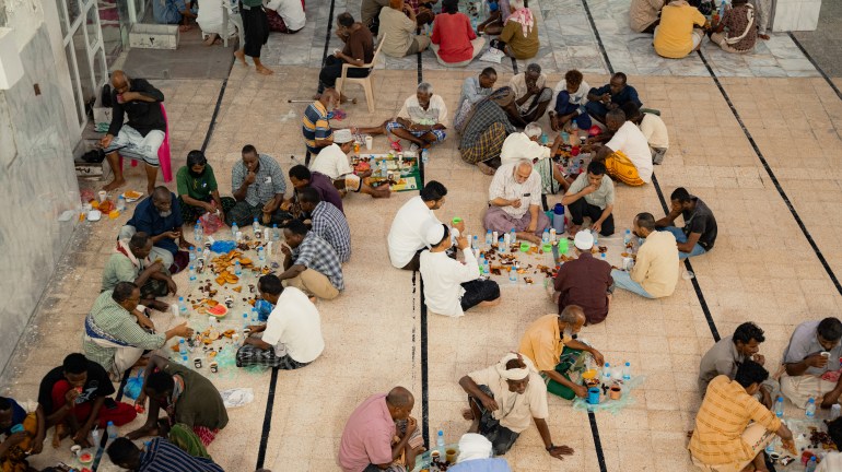 إفطار جماعي ينظمه أحد التجار في محافظة حضرموت يدعو فيه العابرين وأهالي الحي من الفقراء، الجزيرة نت.