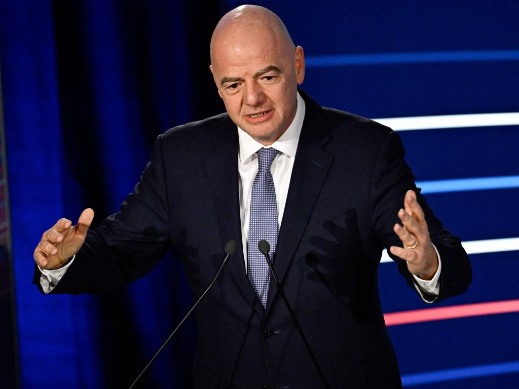 لحماية تقاليد اللعبة.. الفيفا يشهر البطاقة الحمراء في وجه “البطاقات الزرقاء”