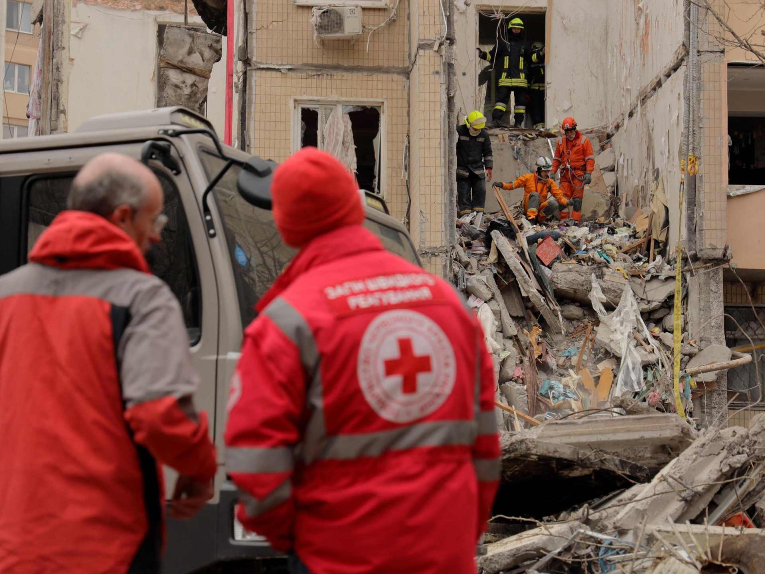 روسيا تقصف مدنا أوكرانية وزيلينسكي يناشد الغرب المزيد من السلاح