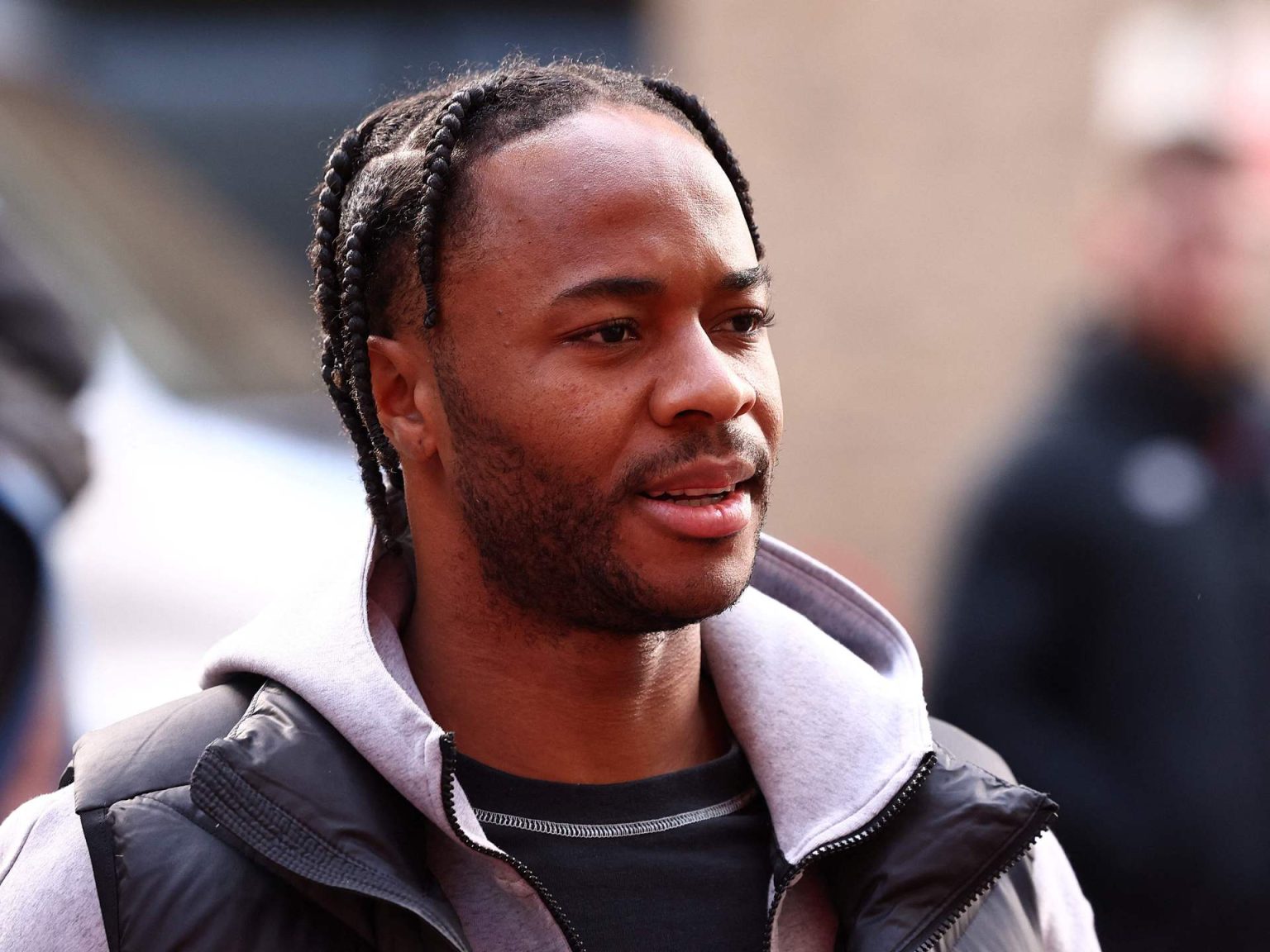 ستيرلينغ غاضب من تصريحات رئيس الدوري الإنجليزي السابق بخصوص السود