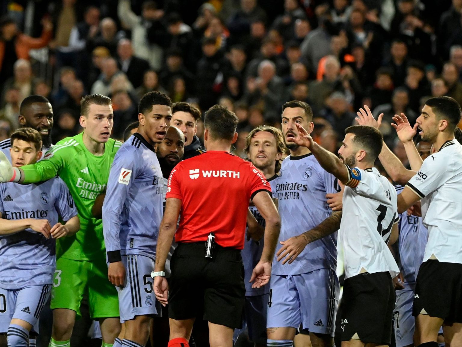 شاهد.. هل حرم الحكم ريال مدريد من فوز مستحق أمام فالنسيا؟